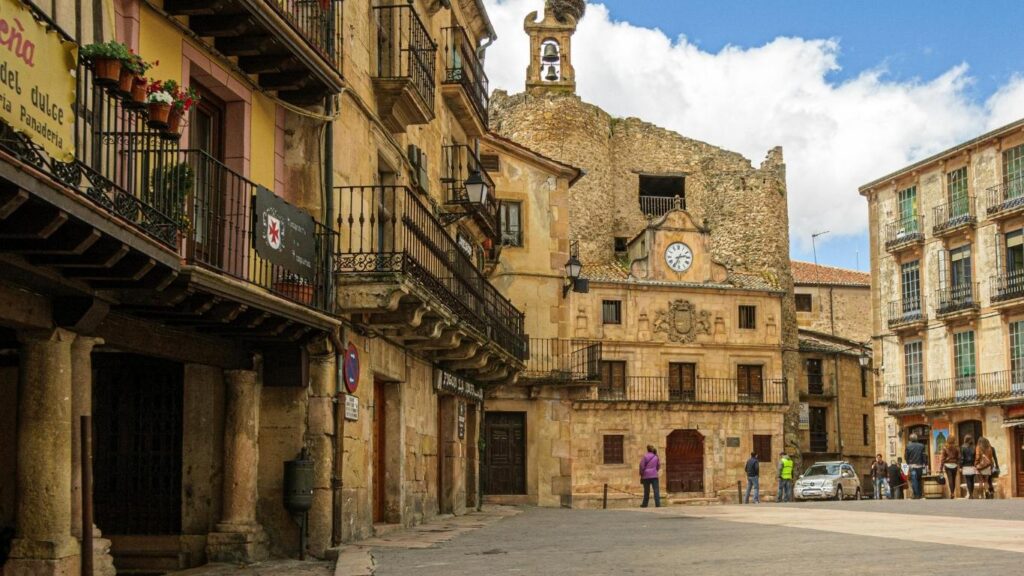 Plaza Mayor de Sepúlveda vista desde los soportales