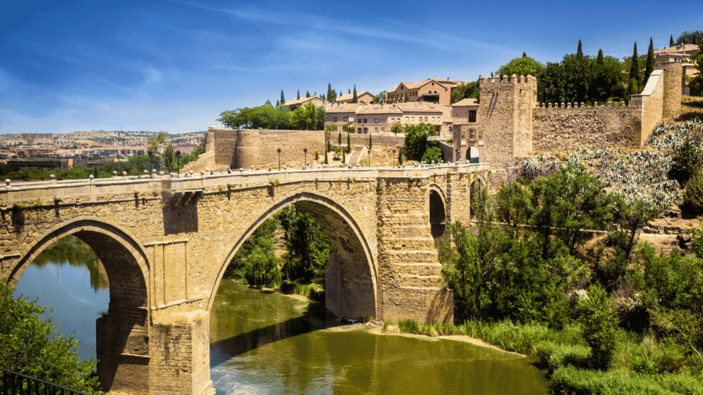 Vista del Puente de San Martín, un espectacular puente medieval sobre el río Tajo, al oeste de Toledo.
