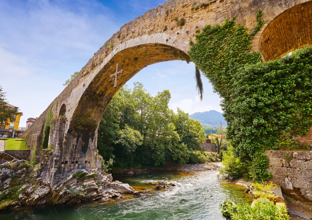 Puente Romano de Cangas de Onís en Asturias, monumento histórico y símbolo turístico del norte de España