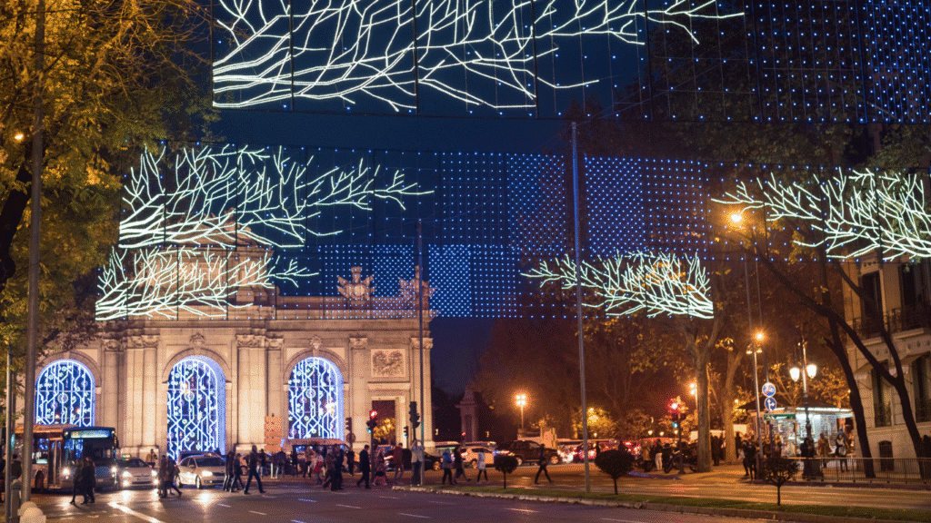 Puerta de Alcalá en Madrid en Navidad, España, con luces festivas y decoración navideña, monumento histórico y cultural, destino imprescindible del turismo urbano y navideño en Madrid.