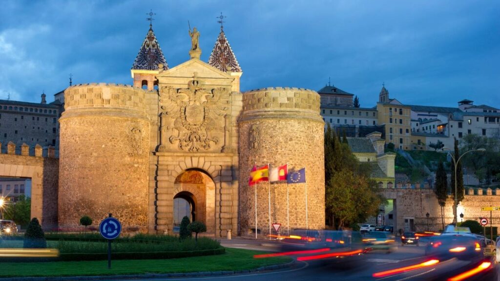 La imponente Puerta de Bisagra, la bienvenida oficial que ver en Toledo. Es la gran entrada al casco histórico.