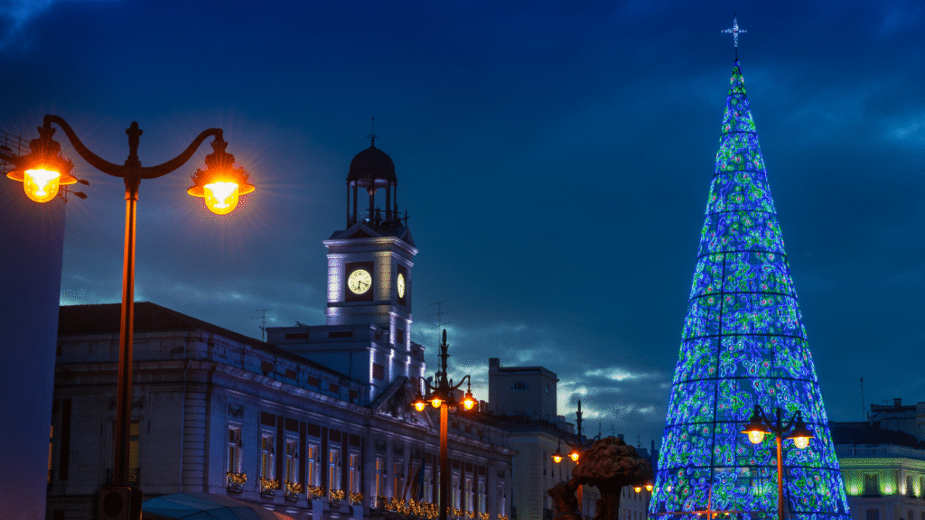 Puerta del Sol en Madrid en Navidad, España, con luces navideñas, árbol de Navidad y ambiente festivo, destino destacado del turismo urbano y navideño en la capital española.