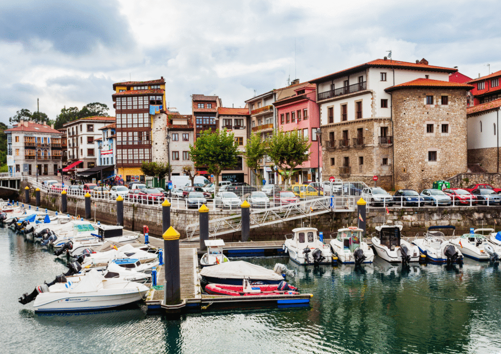 Puerto de Llanes en Asturias, con las coloridas casas marineras
