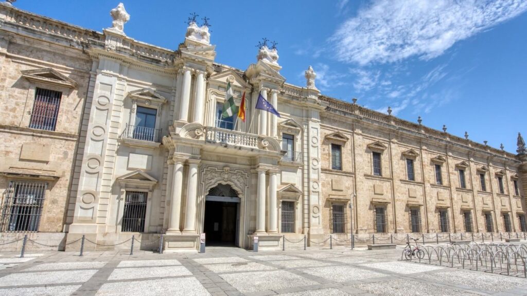 Fachada principal del edificio neoclásico de la Real Fábrica de Tabacos de Sevilla, actual sede de la Universidad de Sevilla.