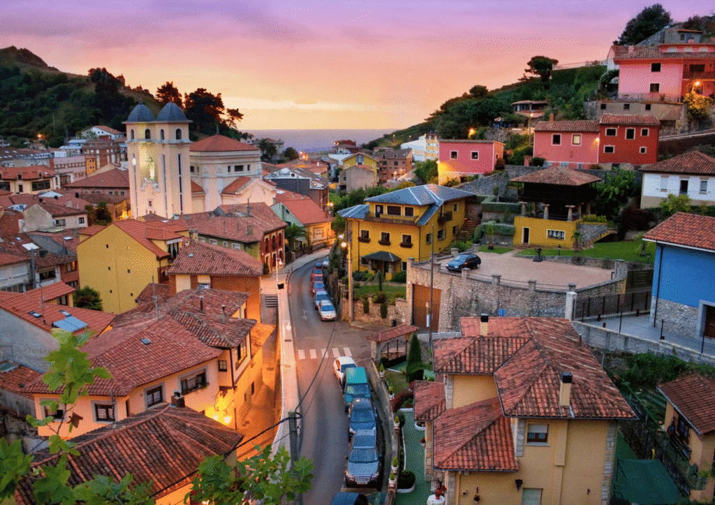 Vista de Ribadesella desde una zona elevada, con las casas del pueblo y la carretera que recorre esta villa costera de Asturias.