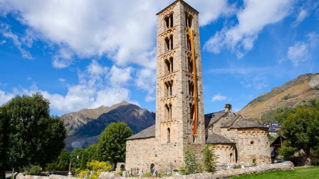 Iglesia de San Clemente de Taüll, destacando su esbelta torre lombarda y el entorno montañoso, joya del Románico Catalán y de la Ruta del Románico de la Vall de Boí.