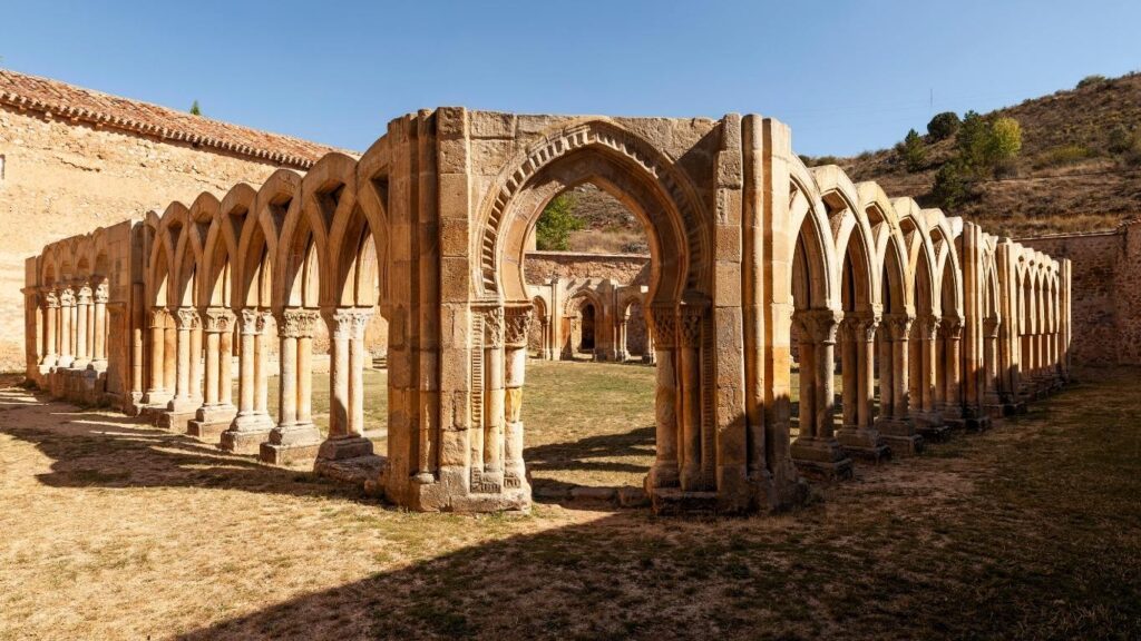 Ruinas del Claustro de San Juan de Duero en Soria, con sus arcos entrelazados de clara influencia mudéjar, un ejemplo único en la Ruta del Románico.