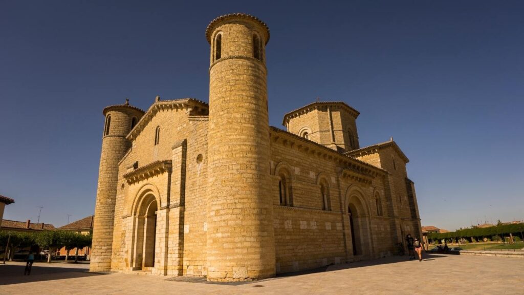 Exterior de la Iglesia de San Martín de Frómista en Palencia, un modelo de armonía y proporción en la Ruta del Románico del Camino de Santiago.