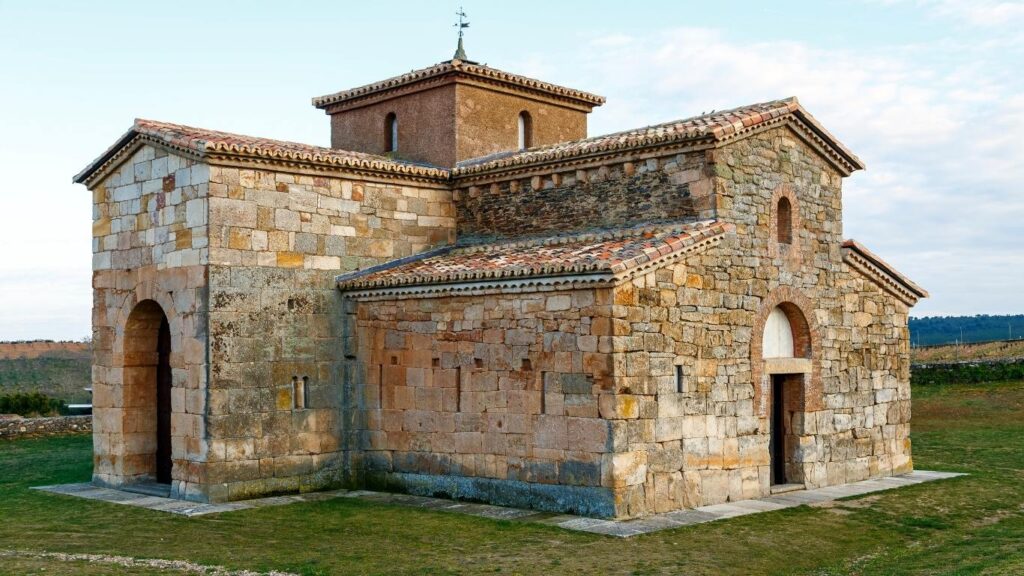 Vista exterior de la Iglesia de San Pedro de la Nave, de estilo visigodo y prerrománico, crucial para entender los orígenes de la Ruta del Románico en Zamora.