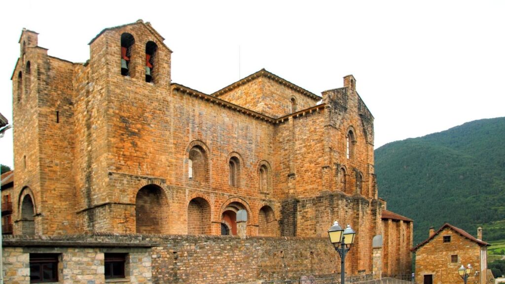 Fachada robusta y militar del Monasterio de San Pedro de Siresa en el Valle de Hecho, Huesca, representante del Románico lombardo en la Ruta del Románico Pirenaico.