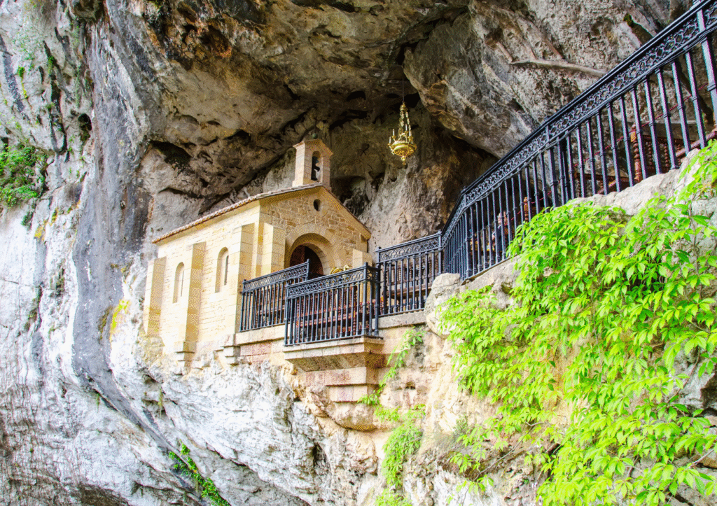Santa Cueva de Covadonga, santuario de La Santina en Asturias, enclave sagrado en la montaña con la capilla excavada en la roca.