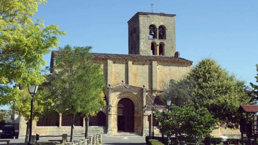 Fachada principal y torre del Santuario de la Virgen de la Peña en Sepúlveda, Segovia
