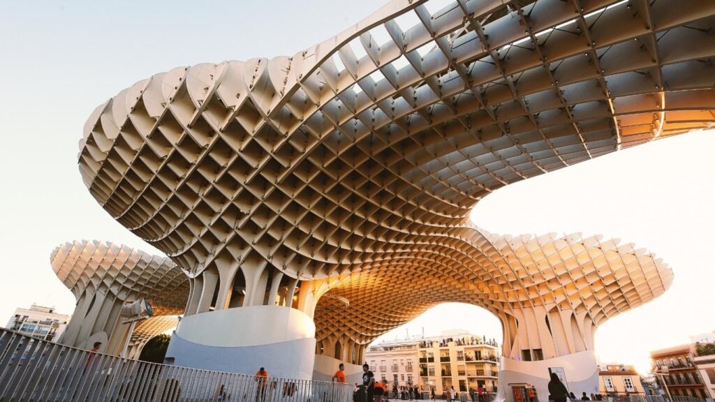 Detalle de la estructura de madera curva del Metropol Parasol (Las Setas de Sevilla) bajo la luz del sol.