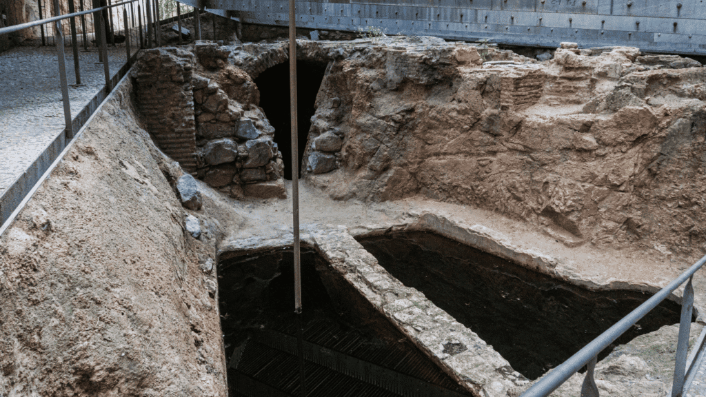 Ruinas de las Termas Romanas, mostrando los restos arqueológicos de la antigua Toletum.