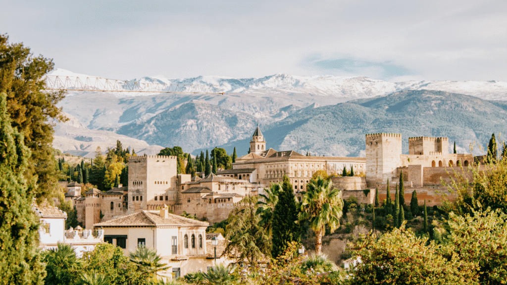 Vista de Granada con Sierra Nevada al fondo