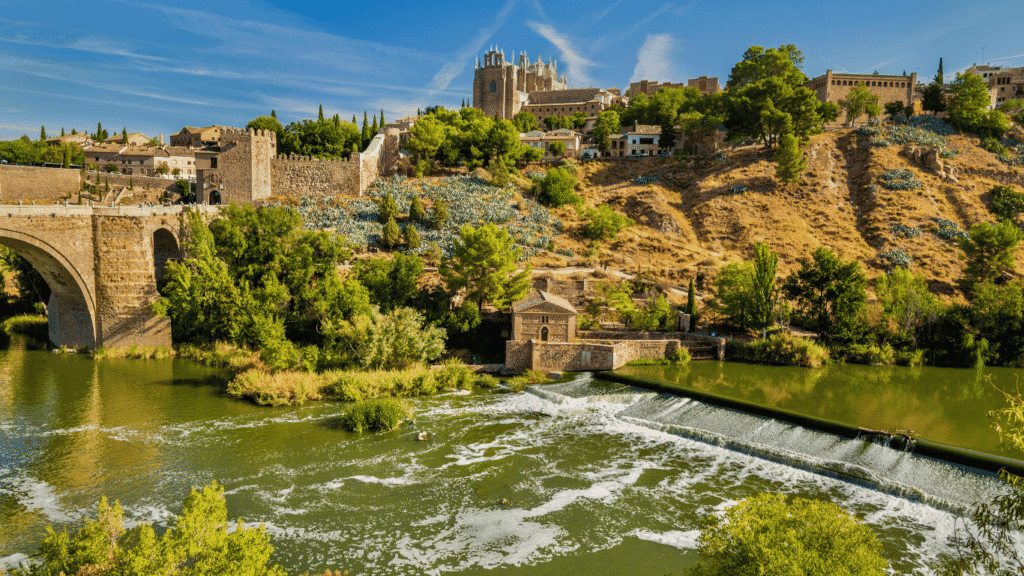 Sendero de la Ruta Ecológica del Tajo, con vistas panorámicas y árboles alrededor de Toledo.