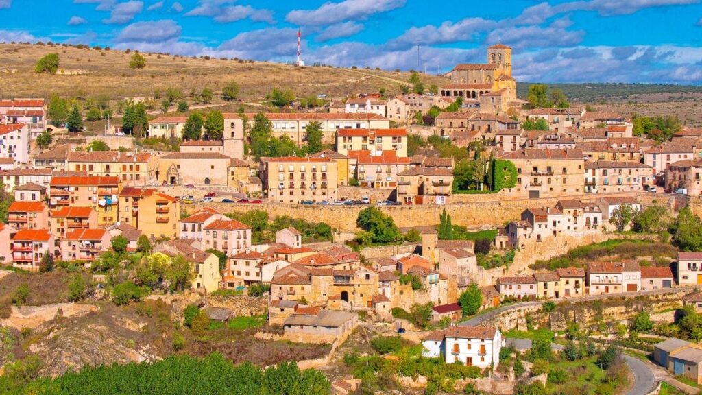 Vista panorámica de Sepúlveda con casas escalonadas y el Santuario de la Virgen de la Peña en la cima