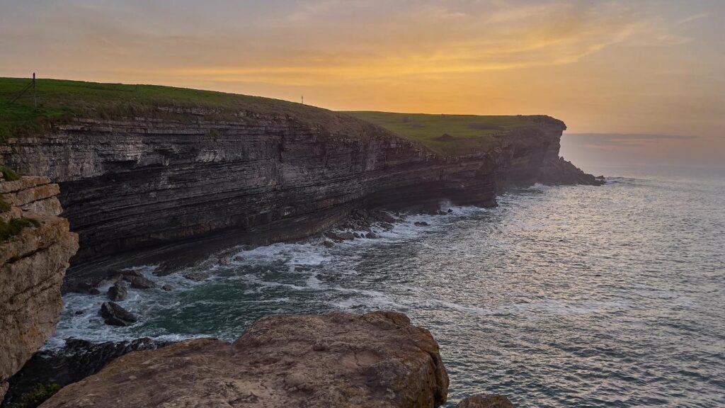 Estratos rocosos en los acantilados de El Bolao, Cóbreces, frente al mar Cantábrico.