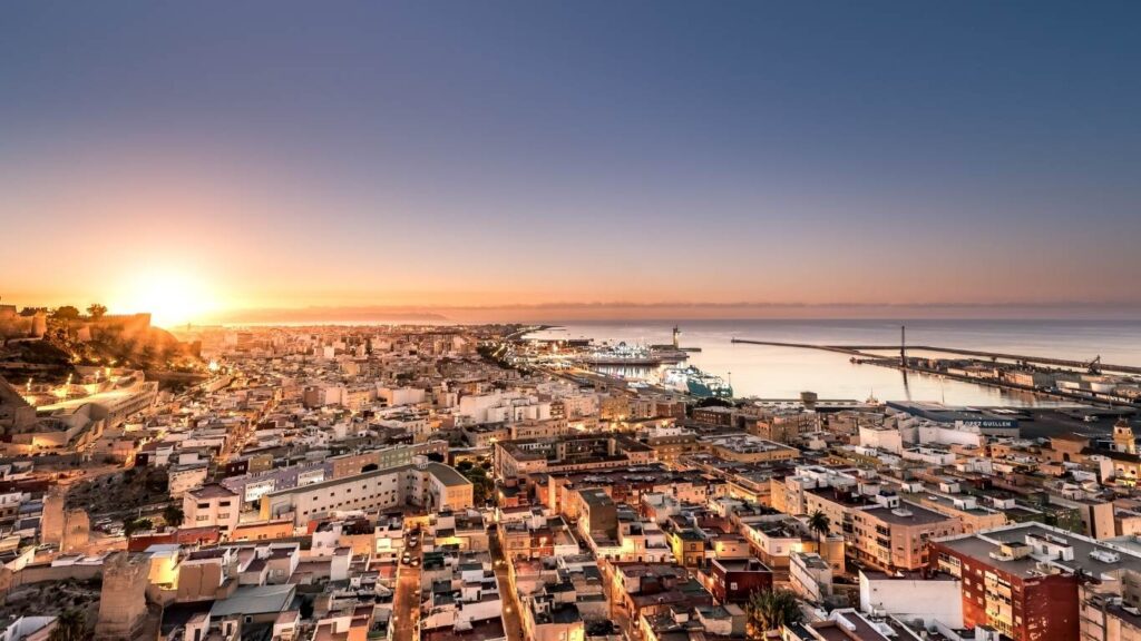 Panorámica de la ciudad de Almería al amanecer. Qué hacer en Almería en invierno y Cabo de Gata.