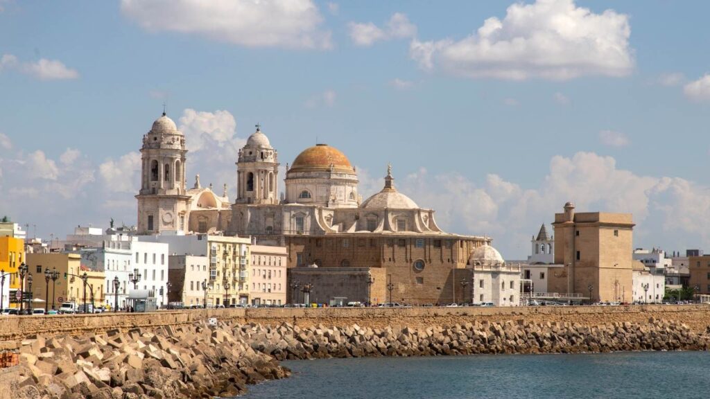Catedral de Cádiz vista desde el mar. Qué hacer en Cádiz en invierno con buen clima.
