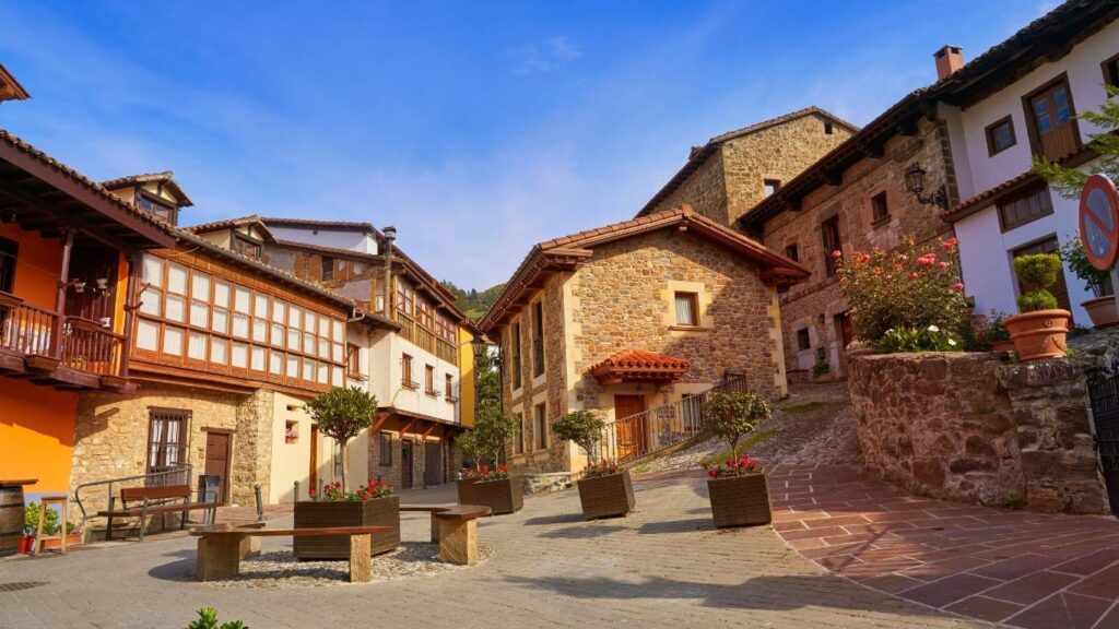 Potes vacío y tranquilo en época invernal, arquitectura de piedra bajo la luz suave de Cantabria en invierno.
