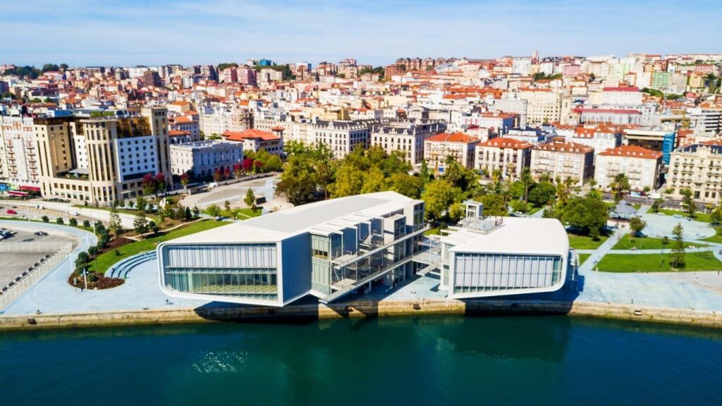 Edificio moderno del Centro Botín a orillas de la bahía de Santander.