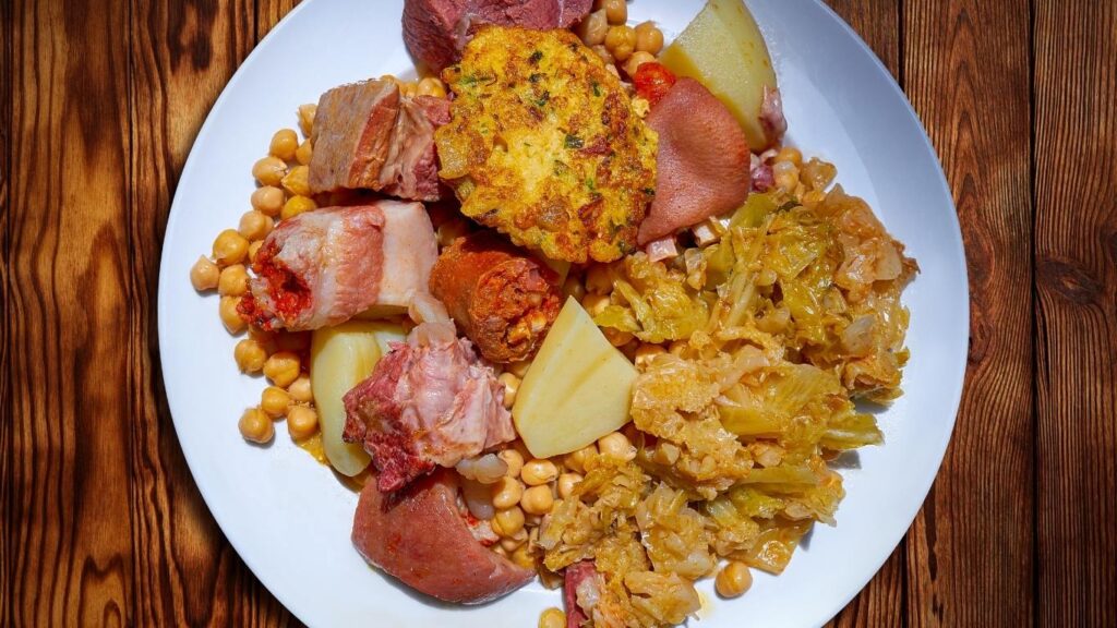 Plato de cocido lebaniego humeante, el mejor plan gastronómico para disfrutar de Cantabria en invierno.
