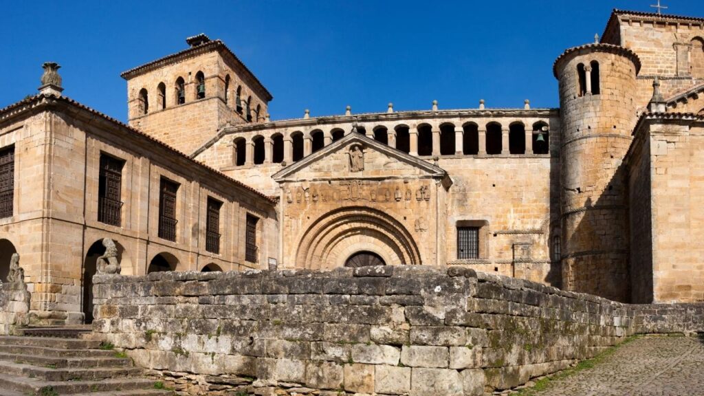 Fachada románica de la Colegiata de Santa Juliana en Santillana del Mar.