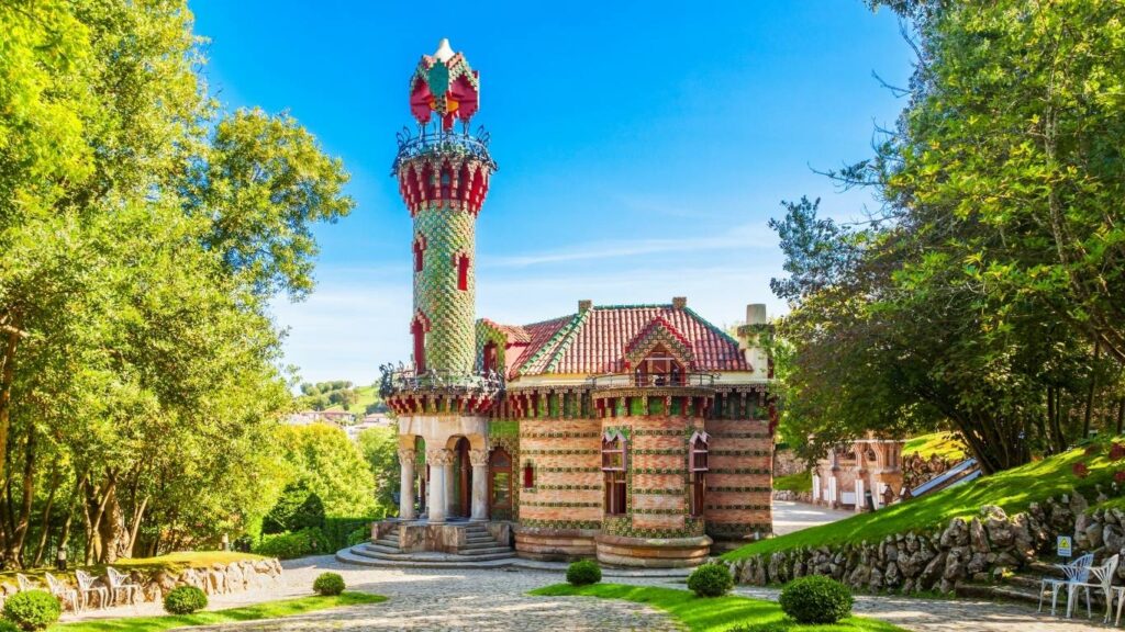 Fachada colorida con girasoles de El Capricho de Gaudí, edificio modernista en Comillas, Cantabria.