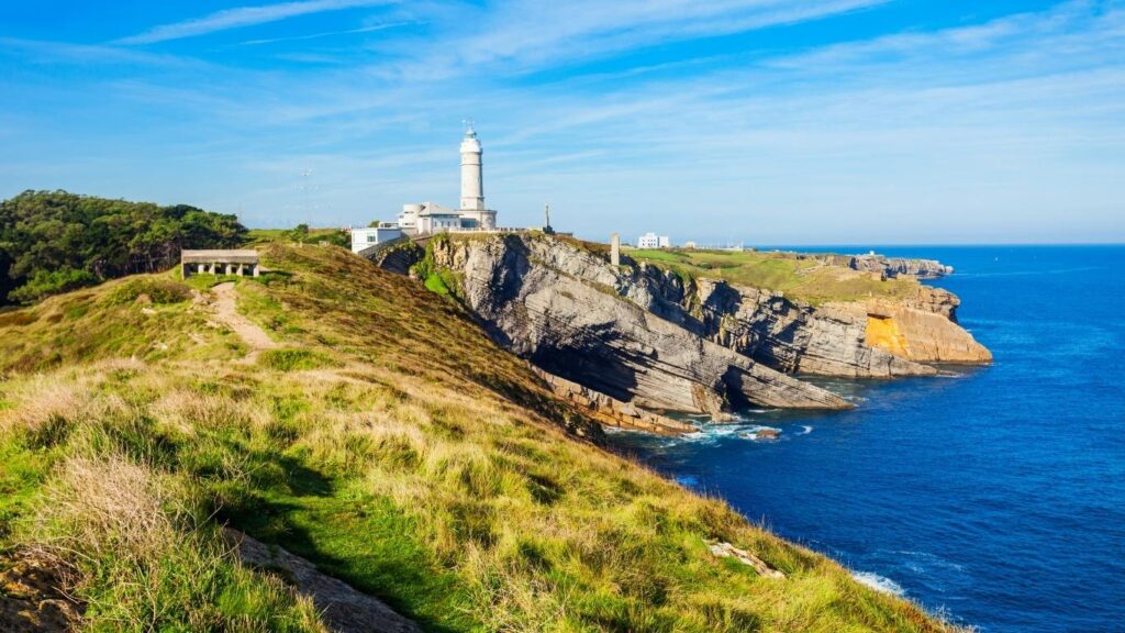 Vistas del Faro de Cabo Mayor en Santander sobre los acantilados de la costa de Cantabria bajo un cielo despejado.