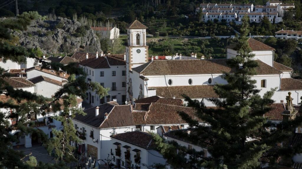 Vistas del pueblo blanco de Grazalema en la Sierra de Cádiz. Rutas de senderismo en invierno.