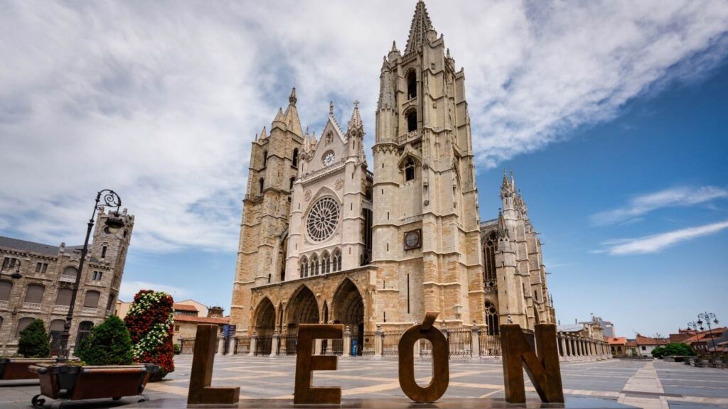Catedral de León y escultura de la ciudad. Qué hacer en León en invierno, gastronomía y Barrio Húmedo.