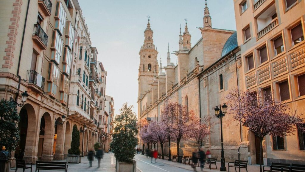 Calle principal de Logroño, La Rioja, con iglesia al fondo. Enoturismo y gastronomía en invierno.