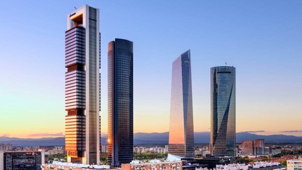 Las Cuatro Torres (CTBA) de Madrid al atardecer. Destinos urbanos de España en invierno.
