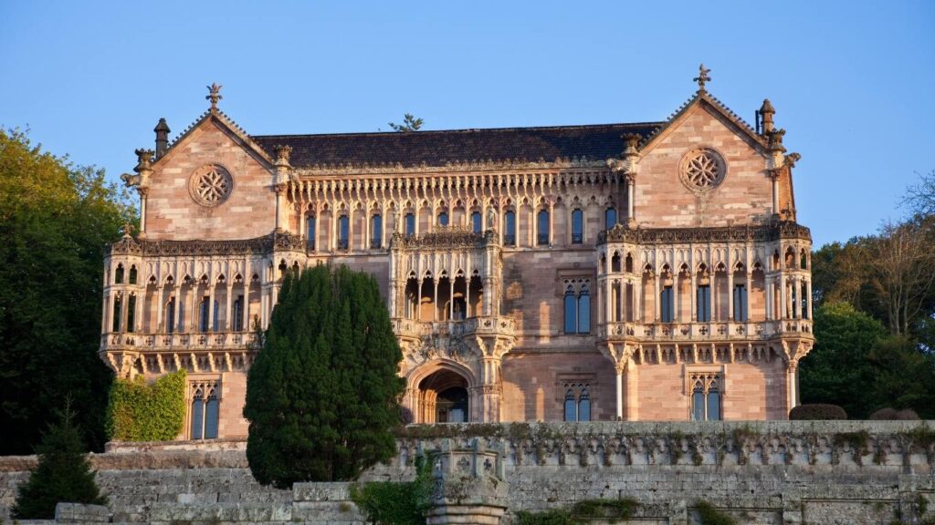 Fachada exterior del Palacio de Sobrellano en Comillas con su arquitectura detallada durante el atardecer.