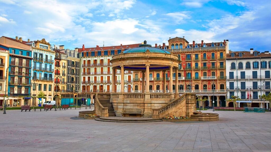 Plaza del Castillo de Pamplona, Navarra. Qué hacer en Navarra en invierno: Selva de Irati y Pirineos.