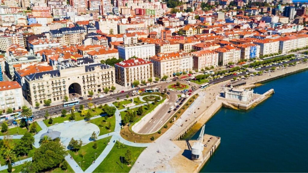 Vista panorámica aérea de la ciudad de Santander, destacando el paseo marítimo, los jardines de Pereda y la bahía.
