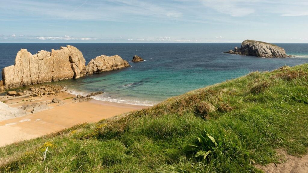 Formaciones rocosas y acantilados en la Playa de la Arnía, parte del Parque Geológico de la Costa Quebrada en Cantabria.