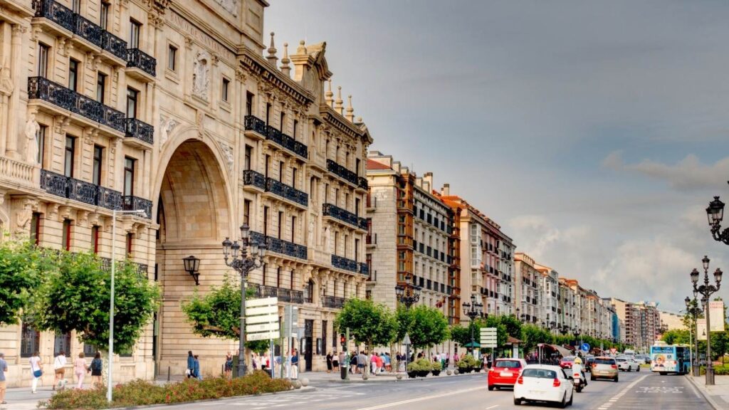 Arquitectura clásica del centro de Santander, Cantabria. Qué hacer en Cantabria en invierno, acantilados y pueblos costeros.