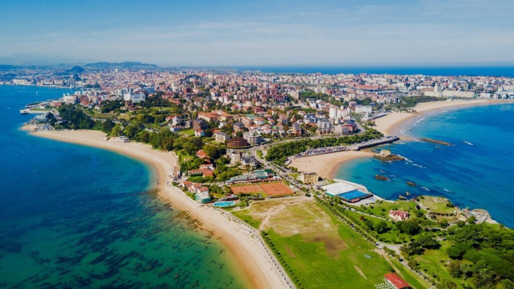 Fotografía aérea de la península de la Magdalena y las playas del Sardinero en Santander rodeadas por el mar Cantábrico.