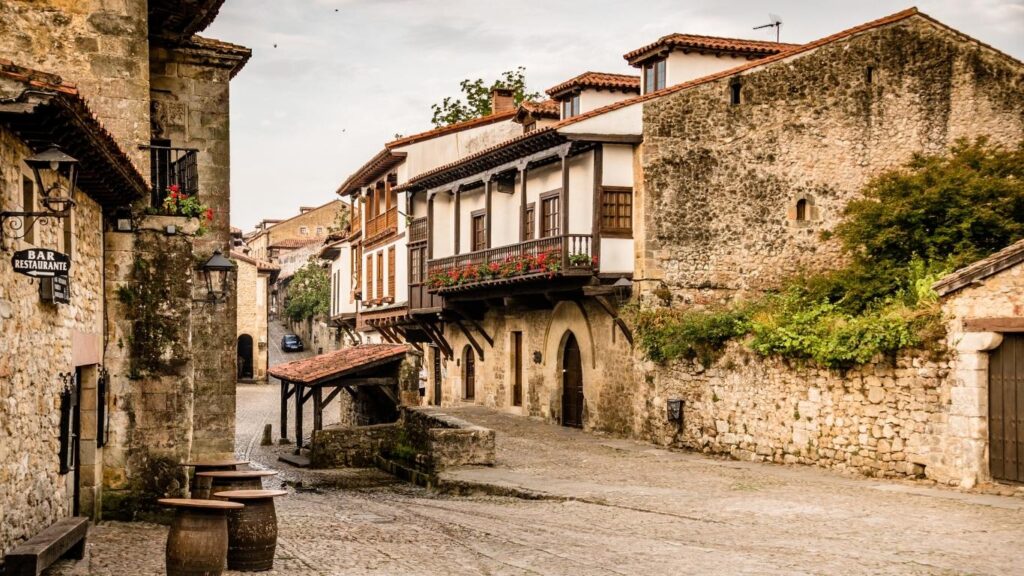 Arquitectura tradicional de Santillana del Mar con balconadas de madera y calles de piedra.