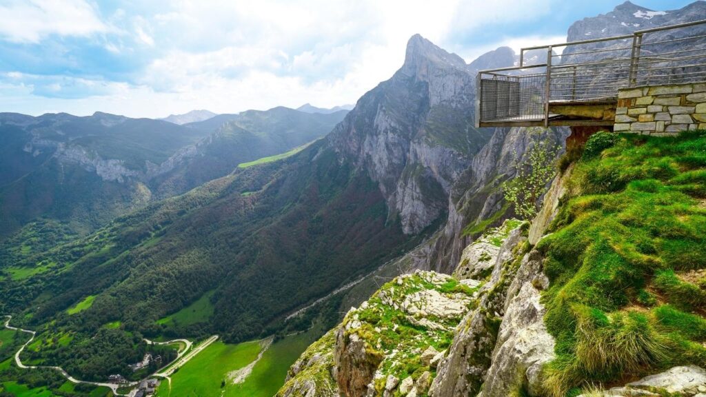 Mirador de Fuente Dé en los Picos de Europa con vistas a los valles nevados.