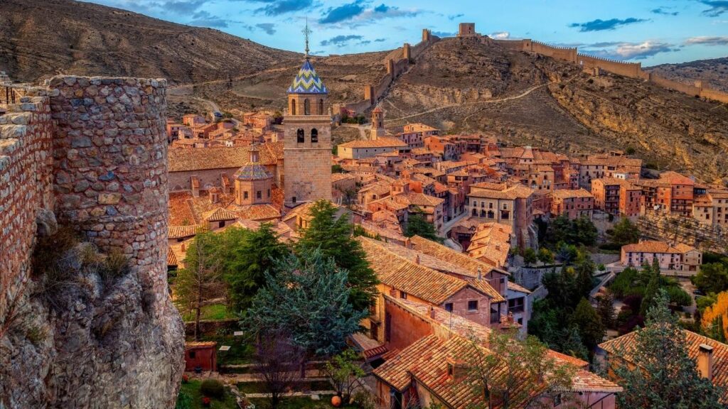 Calles estrechas y casas rojizas de Albarracín, Teruel, Aragón, con murallas y paisaje montañoso