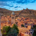 Panorámica de los monumentos más importantes qué ver en Albarracín, incluyendo la Catedral y las murallas medievales.