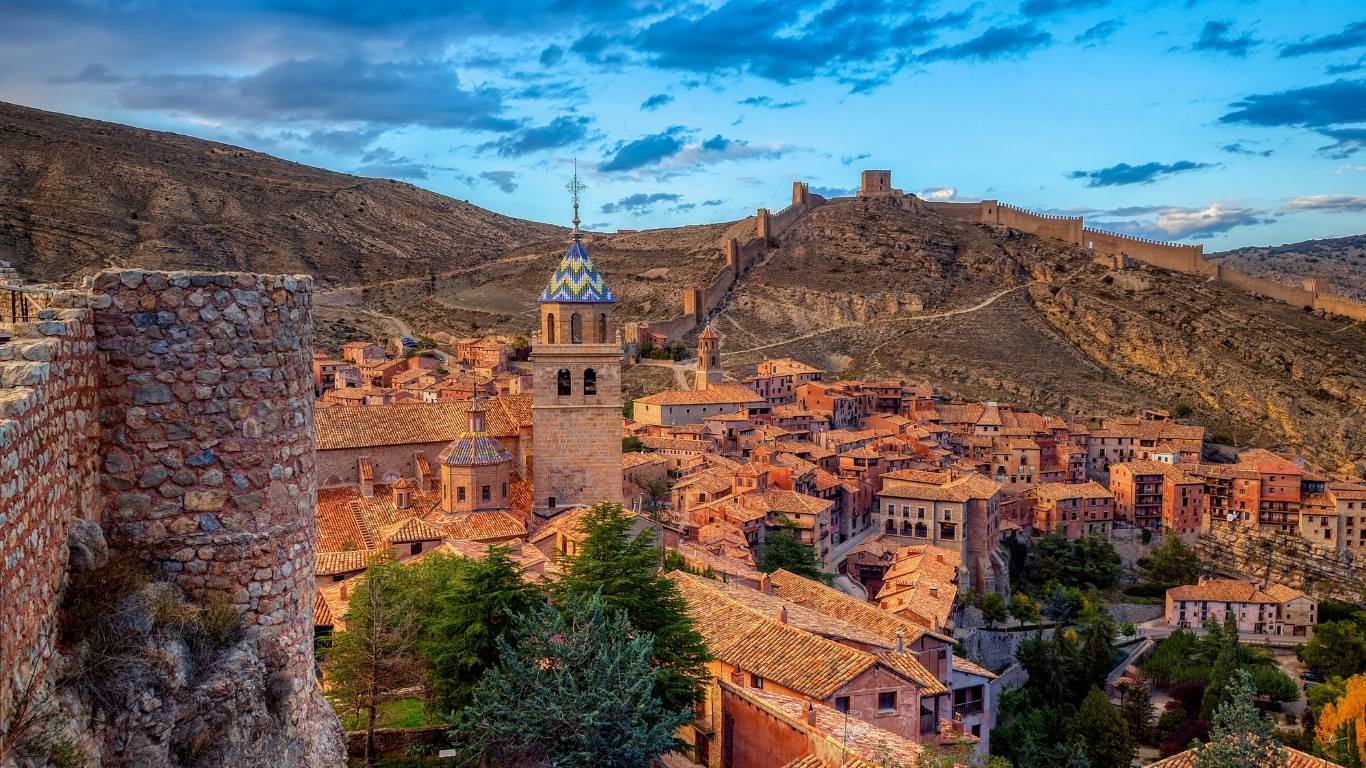 Panorámica de los monumentos más importantes qué ver en Albarracín, incluyendo la Catedral y las murallas medievales.