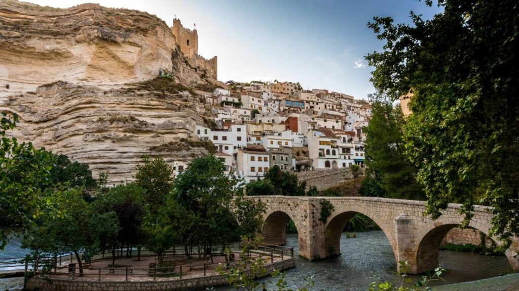 Casas excavadas en la roca y calles empinadas sobre el cañón del río Júcar en Alcalá del Júcar