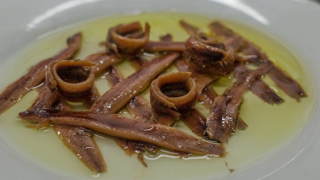 Plato de anchoas de Santoña en aceite de oliva virgen extra, delicia gastronómica típica de Cantabria.