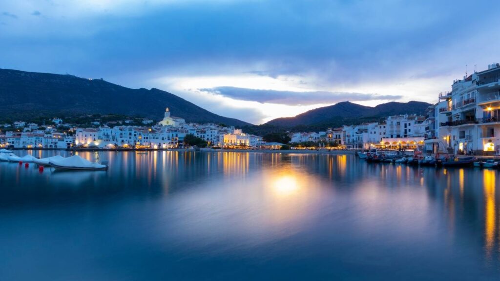 Casas blancas y puerto marítimo en Cadaqués, Costa Brava, Cataluña, destino romántico y artístico