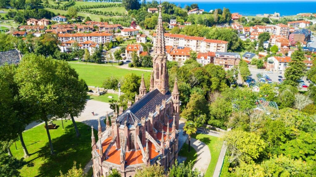 Vista aérea de la Capilla Panteón de Sobrellano de estilo neogótico en Comillas.