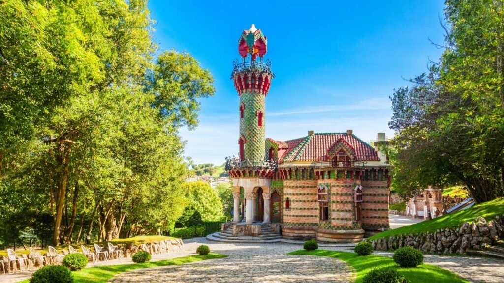 El Capricho de Gaudí en Comillas con su famosa torre de girasoles y fachada de cerámica.